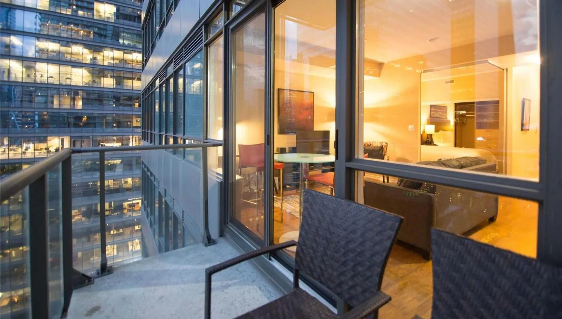 Gorgeous Condo In Downtown Near Cn Tower Canada